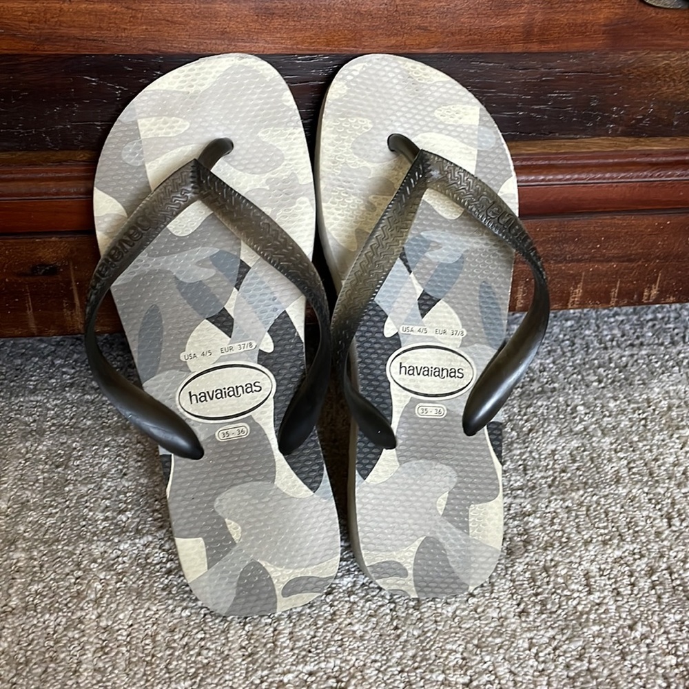 Like NEW Havaianas Gray Camo Flip Flops, Thongs, Grey Havaianas, size 6